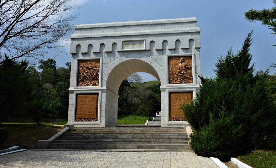 Мемориал павшим советским воинам в северокорейском городе Хамхына