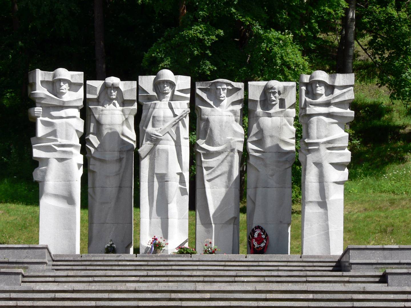 Мемориал советским воинам на Антакальнисском кладбище в Вильнюсе