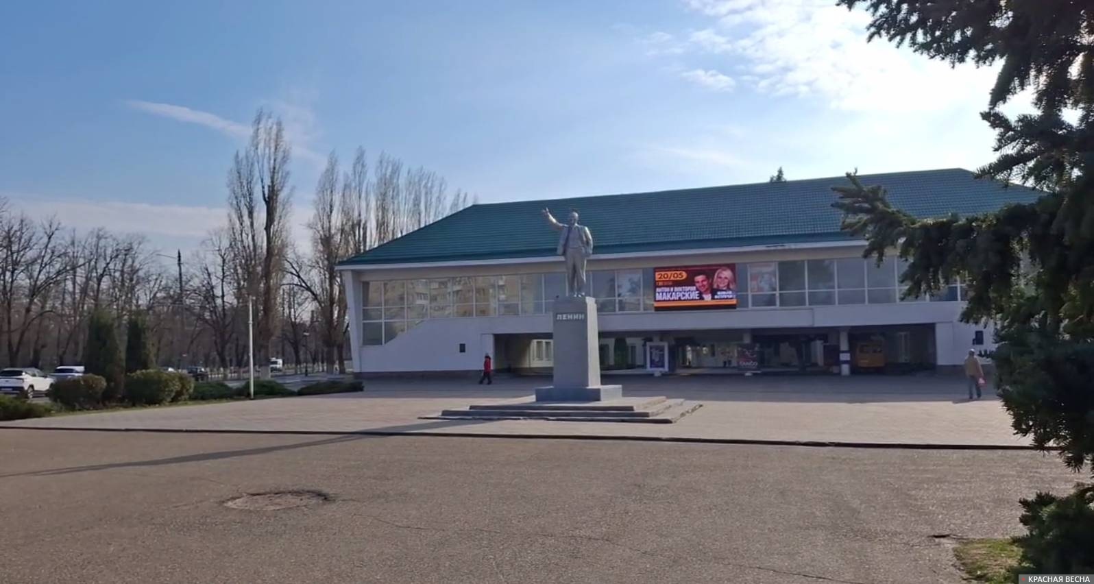 Памятник Ленину у ДК в городе Азове