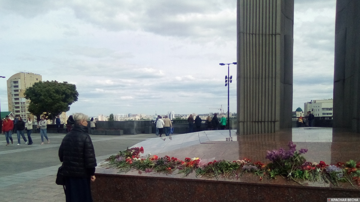 Женщина возложила цветы к стеле в честь 70-летия Победы в Великой Отечественной войне в Воронеже, 9 мая 2023 года