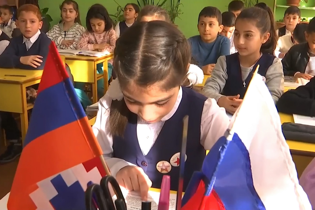Российские миротворцы обеспечили возобновление учебного процесса в общеобразовательной школе Степанакерта