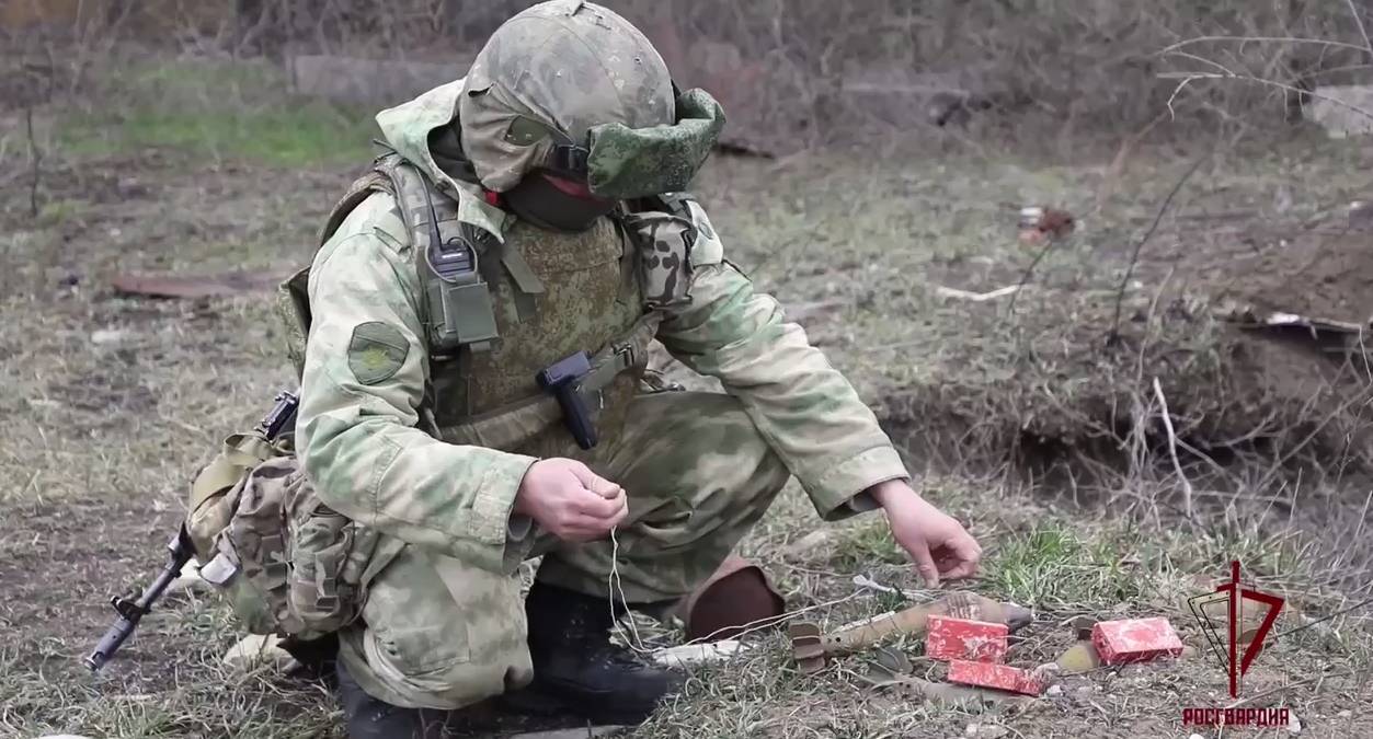 Саперы Росгвардии обезвредили под Волновахой 40 неразорвавшихся снарядов |  ИА Красная Весна