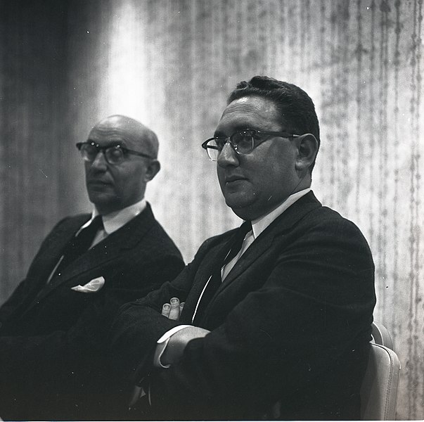 Советник по национальной безопасности, а затем госсекретарь Генри Киссинджер во время визита в Израиль. 1961