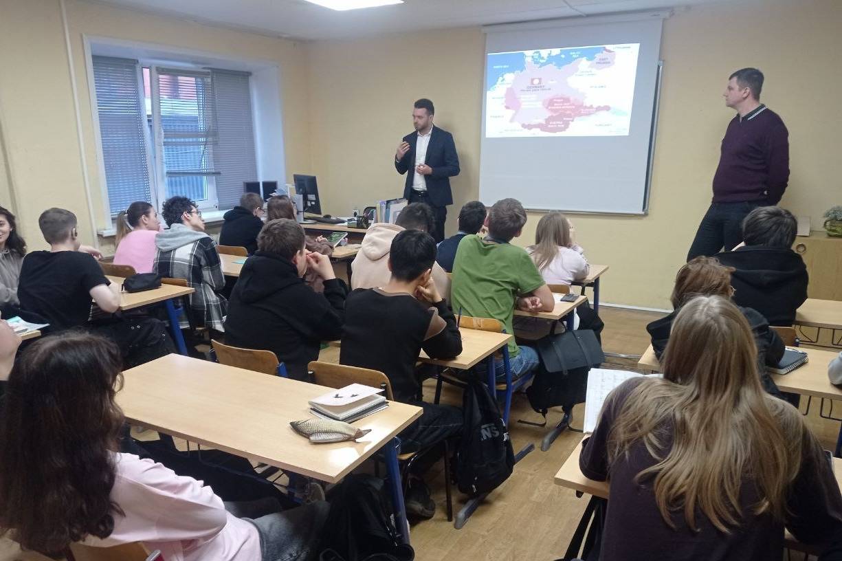 Занятие для студентов колледжа о неонацизме на Украине