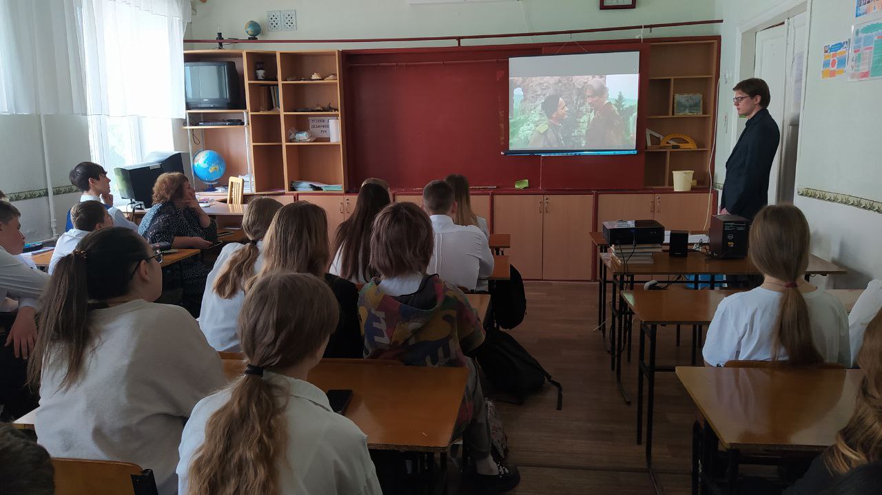 Ученики школы №10 г. Красный Луч смотрят сцену разговора Сидора Ковпака с пленным бандеровцем из фильма «Думы о Ковпаке»