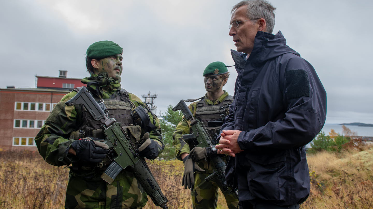 Генеральный секретарь НАТО Йенс Столтенберг и шведские военнослужащие
