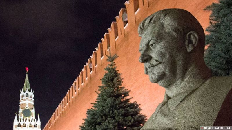 Сталин у кремлевской стены