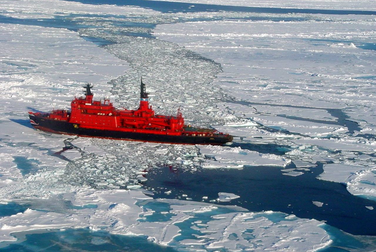 Атомный ледокол «Ямал» в водах Северного ледовитого океана