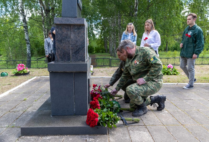 Возложение цветов к могиле Героя Советского Союза Ильи Коровина
