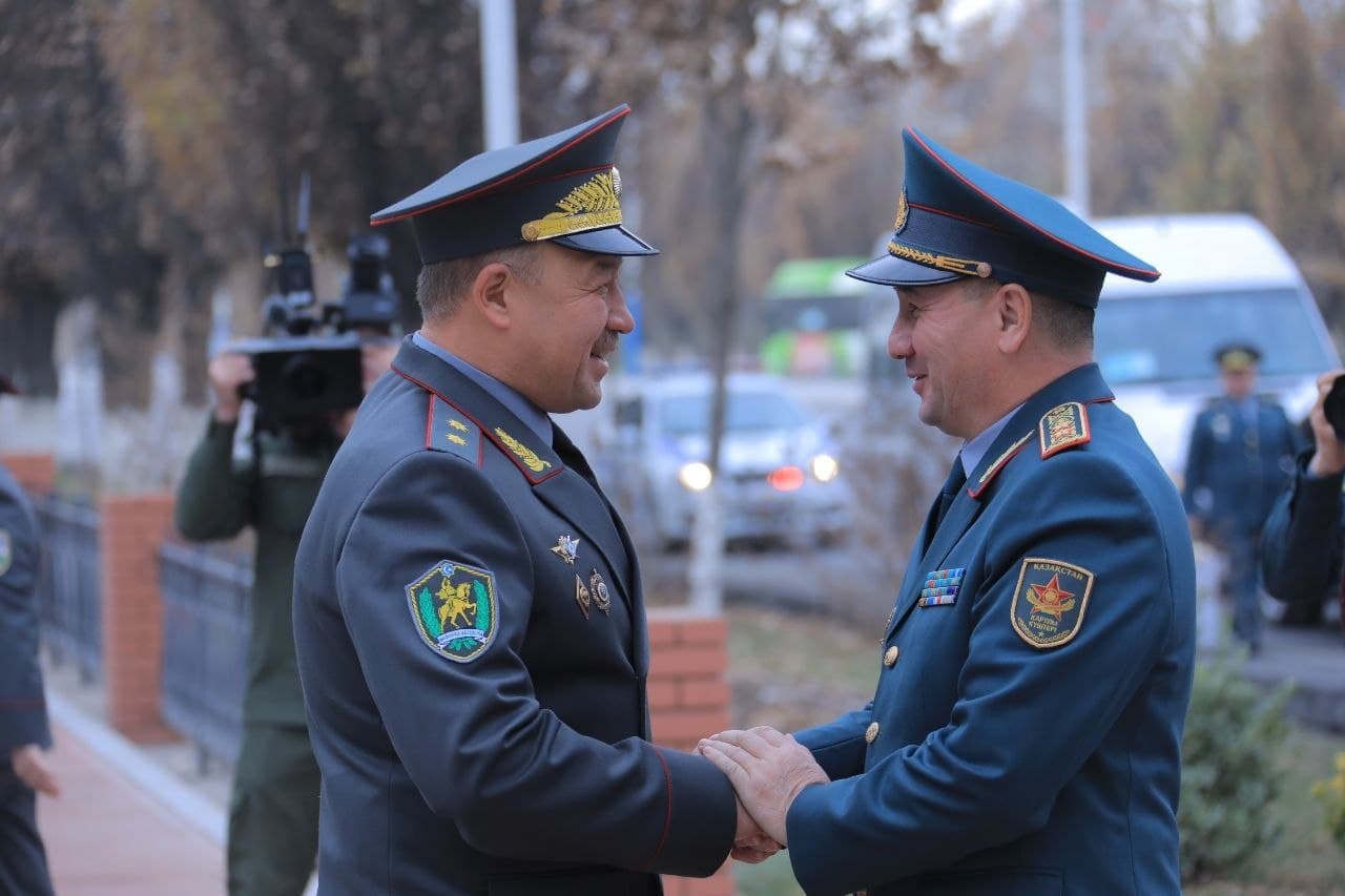 Министры обороны Казахстана и Узбекистана Мурат Бектанов и Баходир Курбанов