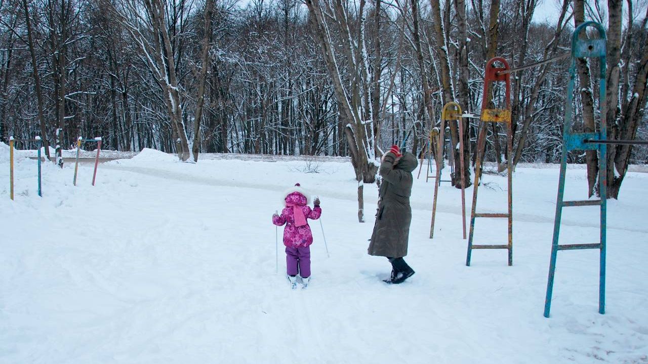 Мама учит ребёнка ходить на лыжах. Брянск