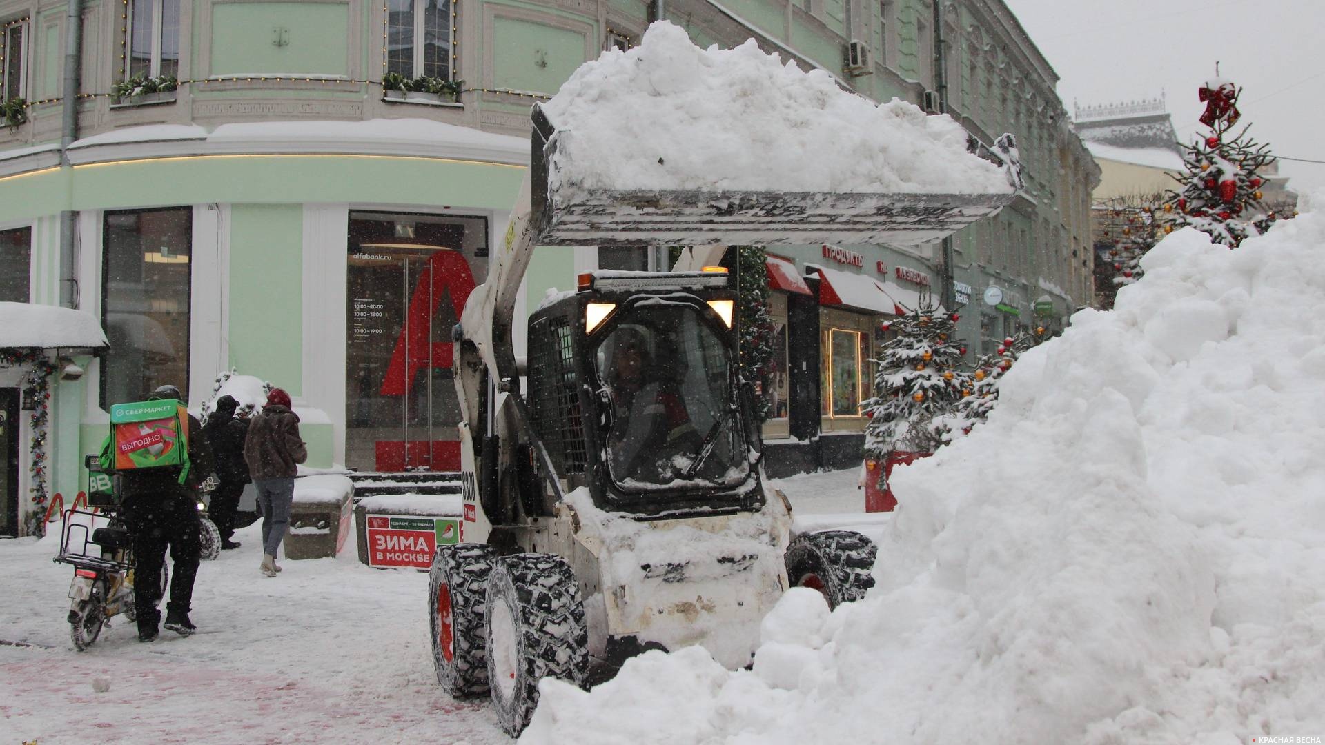 Уборка снега в центре Москвы
