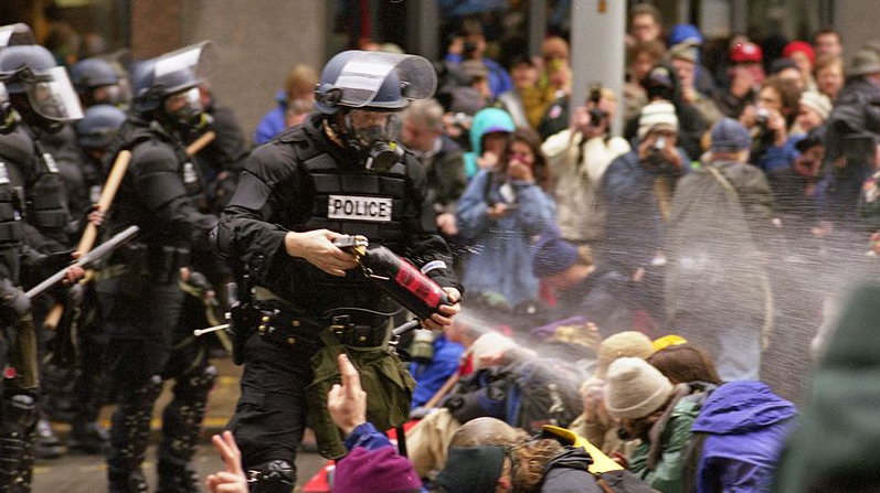 Полиция Сиэтла разгонятет протестующих в 1999