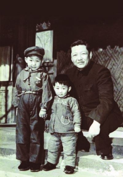 Си Чжунсюнь и его сыновья — Цзиньпин (слева) и Юаньпин (в центре)