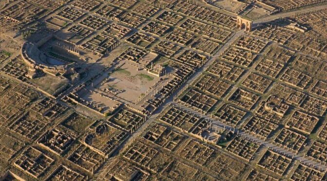 Руины древнего римского города Тимгад в Алжире