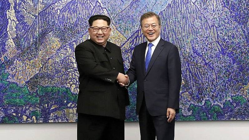 Верховный лидер Северной Кореи Ким Чен Ын (слева) и президент Южной Кореи Мун Чжэ Ин (справа)