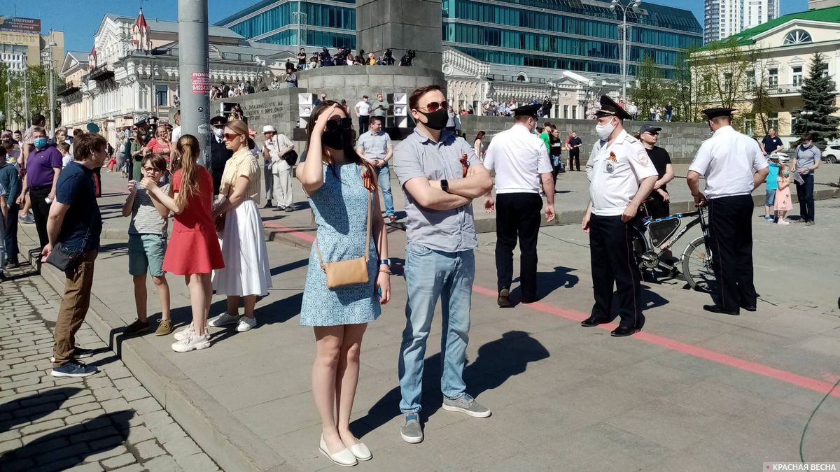Жители Екатеринбурга встречают авиапарад, 9 мая 2020 года