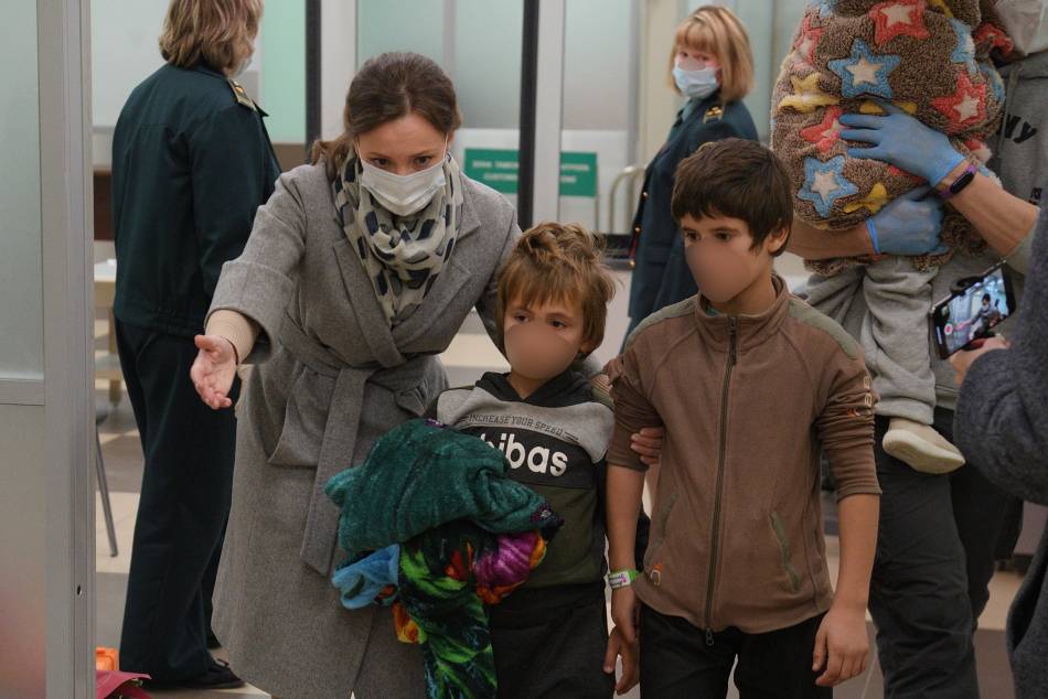 Анна Кузнецова с детьми, вывезенными из Сирии