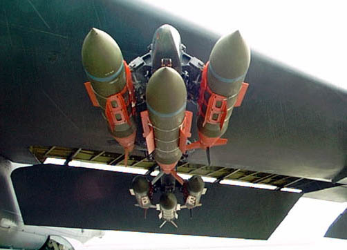 Бомбы JDAM на внешней подвеске стратегического бомбардировщика B-52 Stratofortress