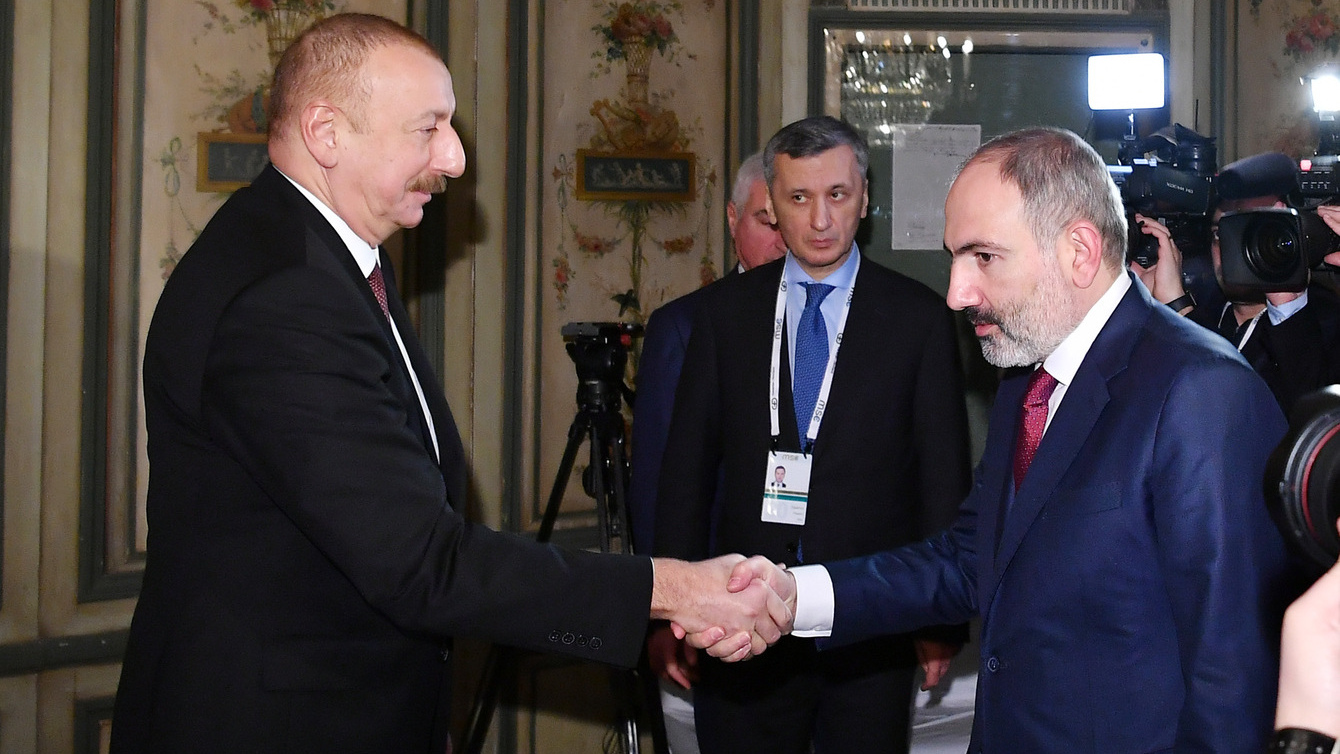Президент Азербайджана Ильхам Алиев и премьер-министр Армении Никол Пашинян