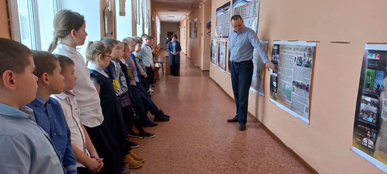 Открытие выставки Донбасс в огне глазами детей в Атамановской школе