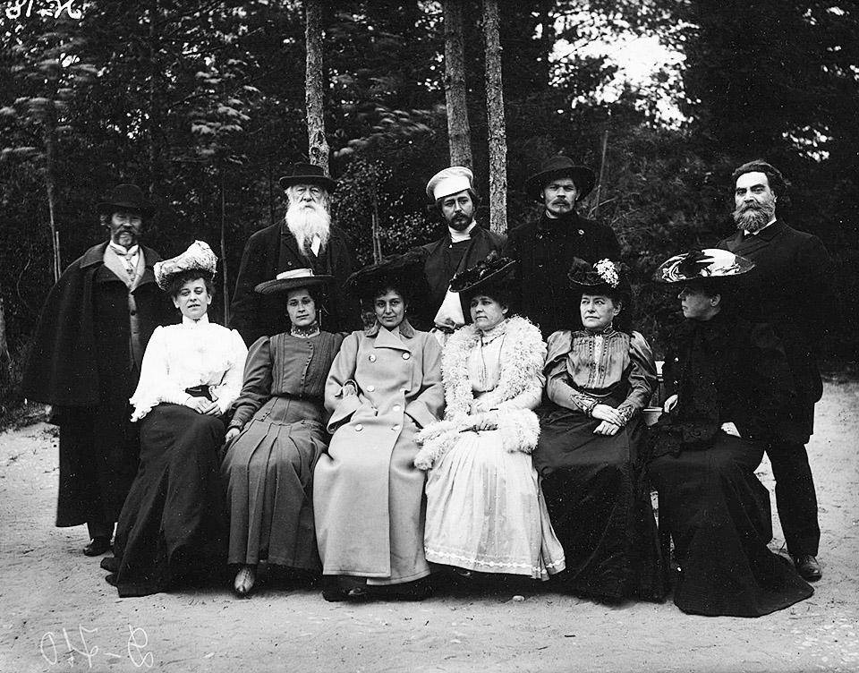 Стоят слева направо И. Репин, В. Стасов, Л. Андреев, М. Горький, И. Тарханов, сидят их дамы в Пенатах. 1904 г.