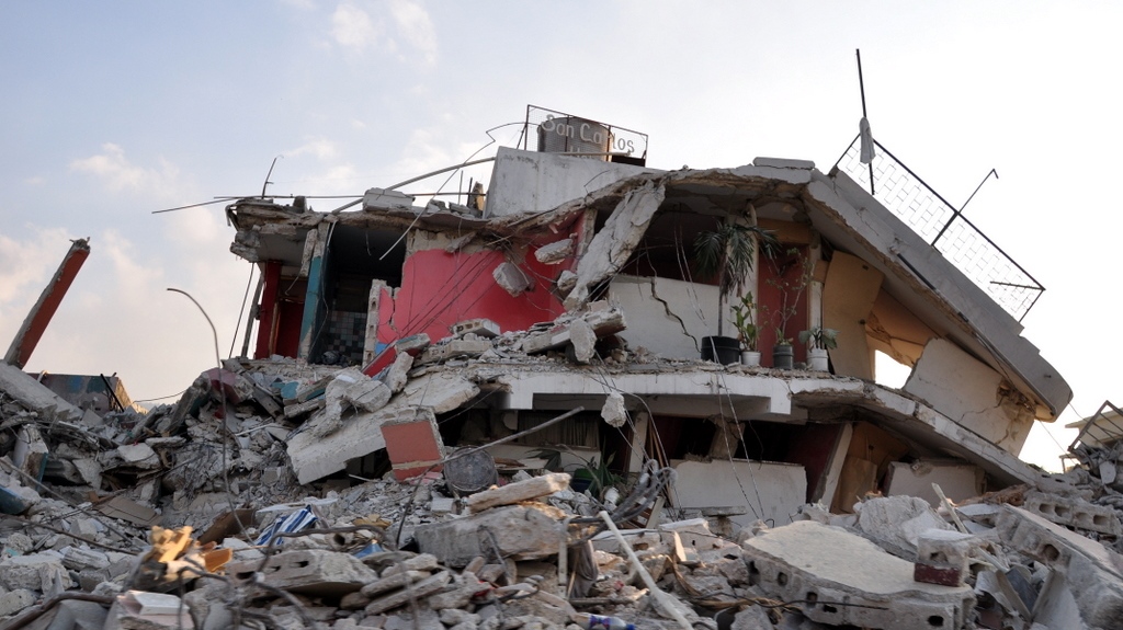 Руины жилого дома