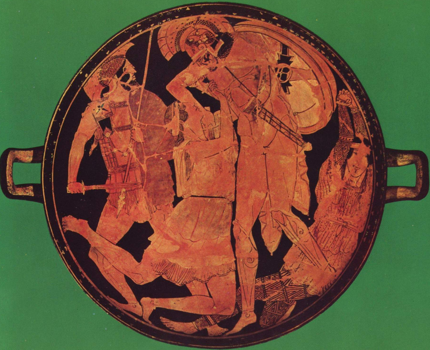 Ахилл пронзает мечом Пентесилею, краснофигурный килик, 470—460 гг. до н. э., античное собрание, Мюнхен
