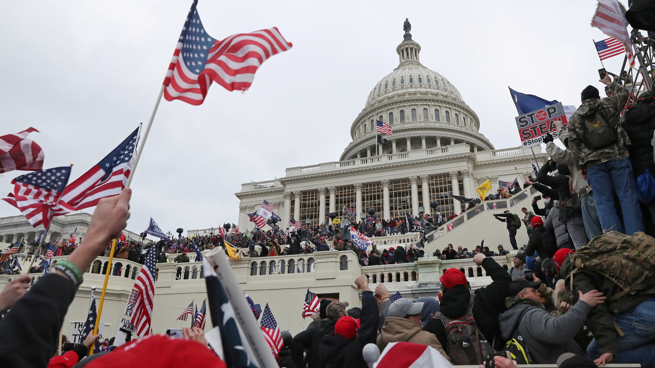 Сторонники Трампа у здания Капитолия. Вашингтон, США. 6 января 2021 г.