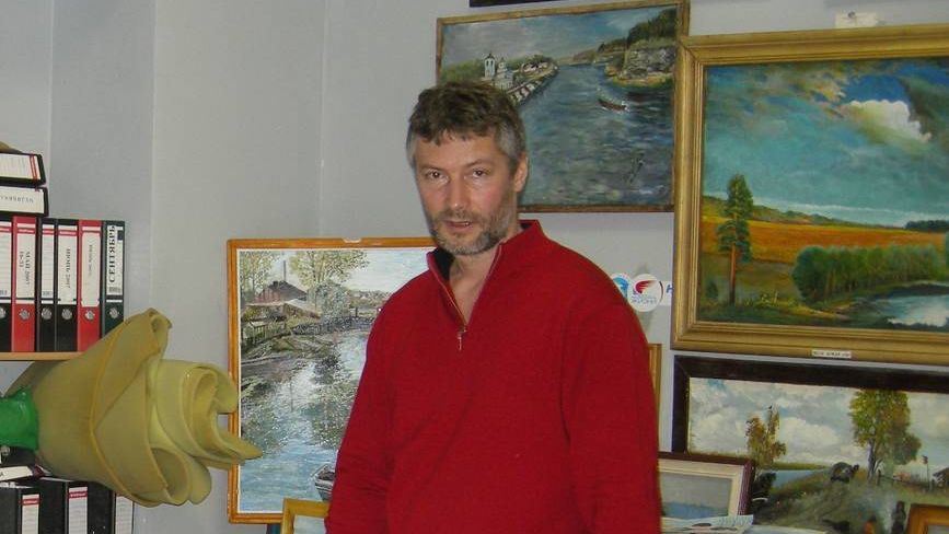Евгений Ройзман в запасниках его коллекции картин.