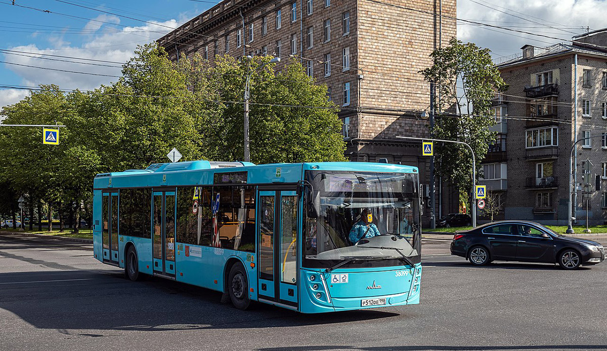 Автобус МАЗ на Корабельной улице в Санкт-Петербурге. Сентябрь 2022 года