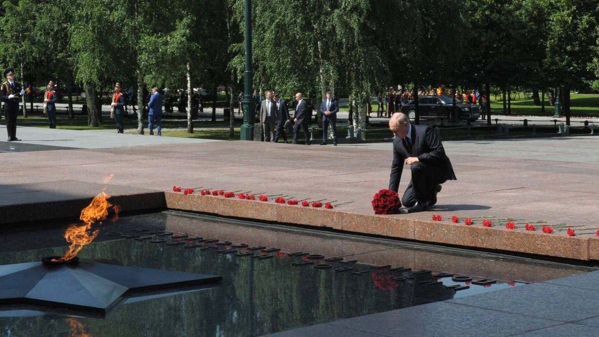 Президент России Владимир Путин возложил цветы к Могиле Неизвестного Солдата