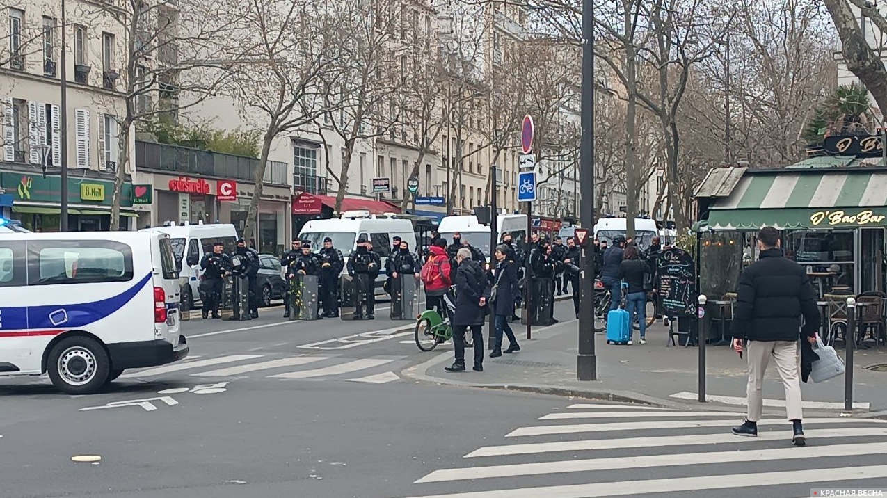 Полиция во время манифестации против пенсионной реформы в Париже 28 марта 2023 года.