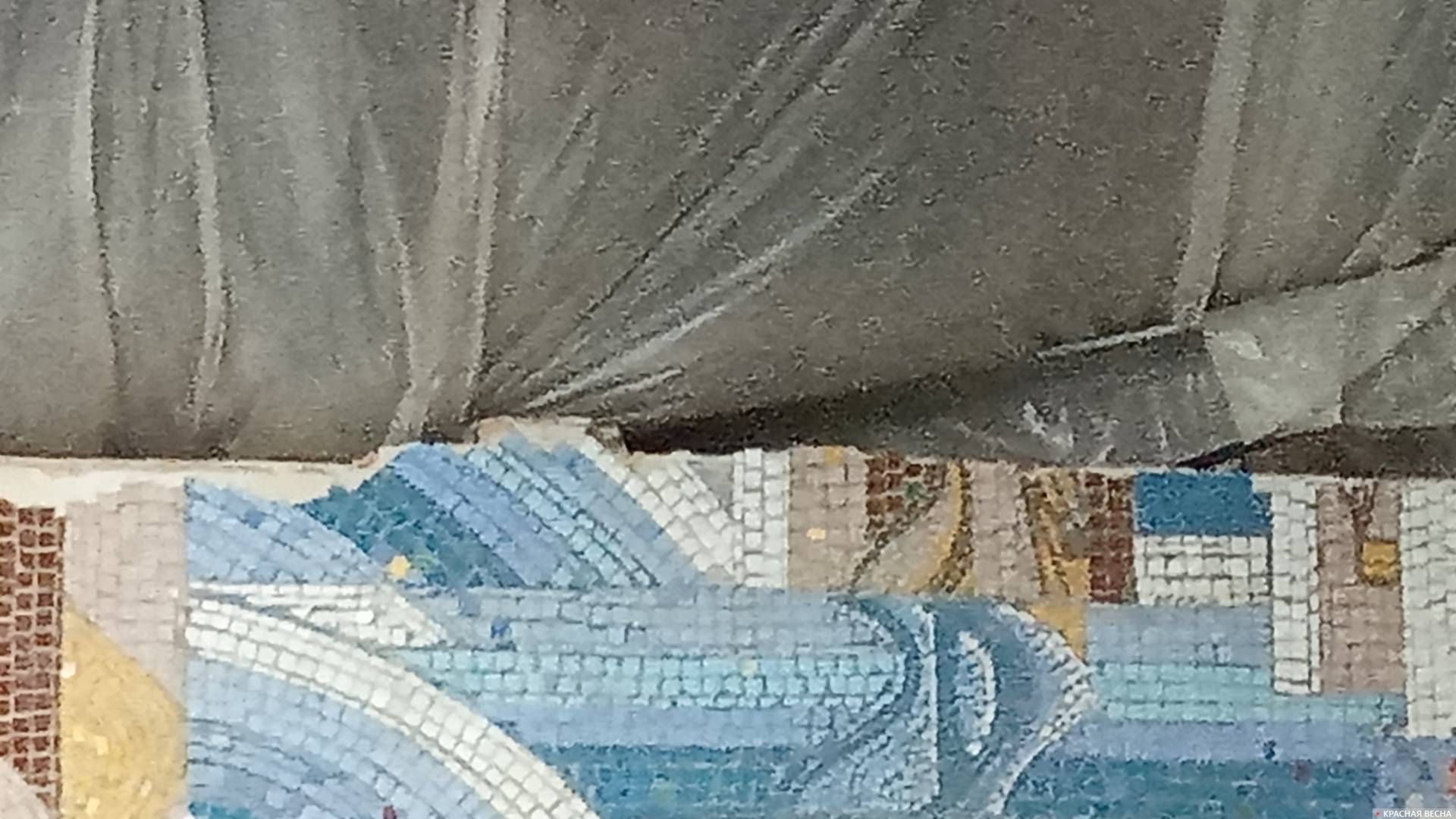 Сколы на мозаике в курганском аэропорту