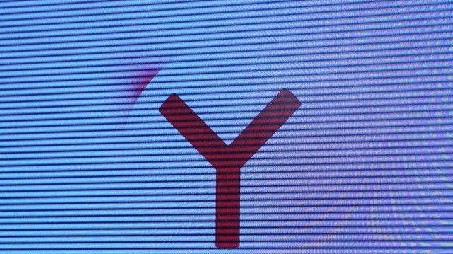 Первый логотип у Яндекс-браузера напоминал стринги. Красные девичьи трусы. Новый логотип Без трусов.