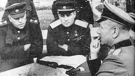 Маршал Советского Союза А. М. Василевский и генерал армии И. Д. Черняховский принимают капитуляцию командира 206-й ПД генерал-лейтенанта Альфонса Хиттера. Витебск, 28 июня 1944 года