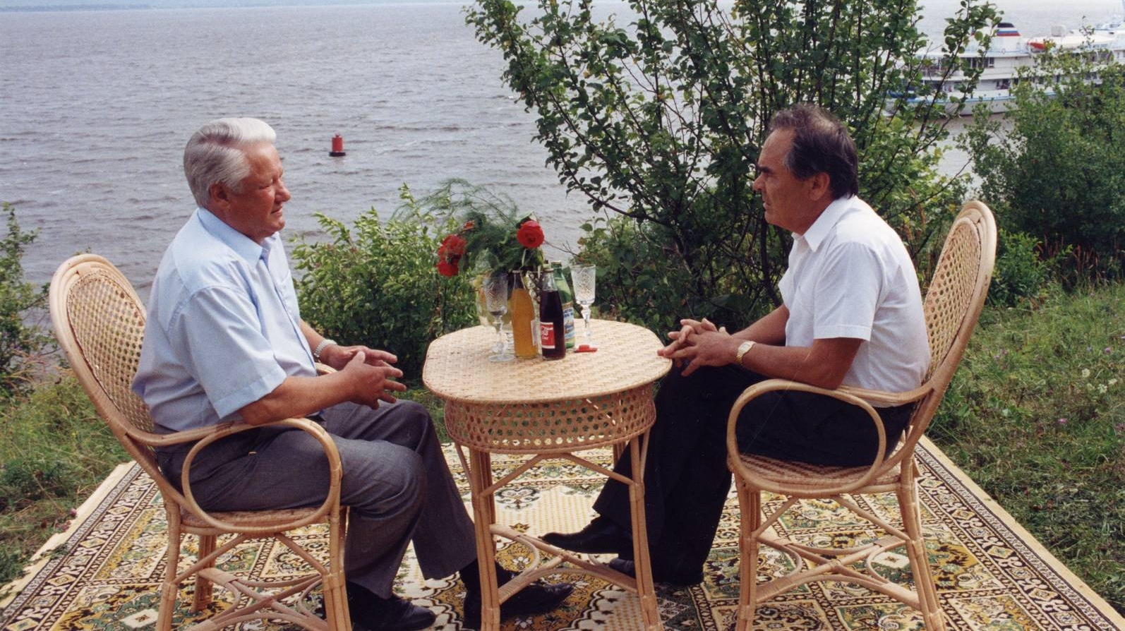 Президент России Борис Ельцин и Президент Татарстана Минтимер Шаймиев на Волге. 1994 год
