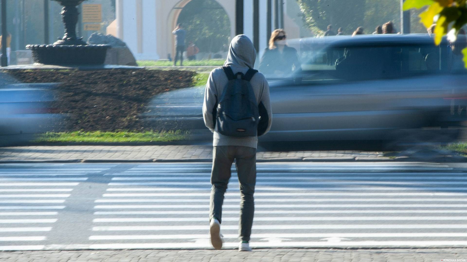 Школьник переходит дорогу