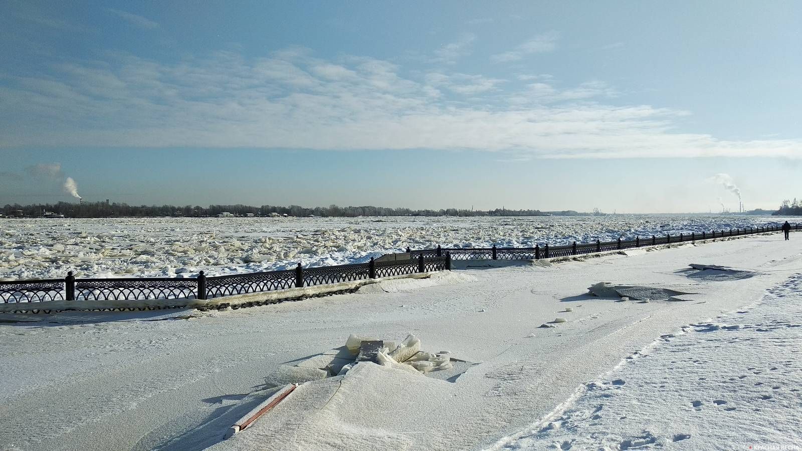Снижение уровня воды ломает лед. Набережная Ярославля. 8 февраля 2020