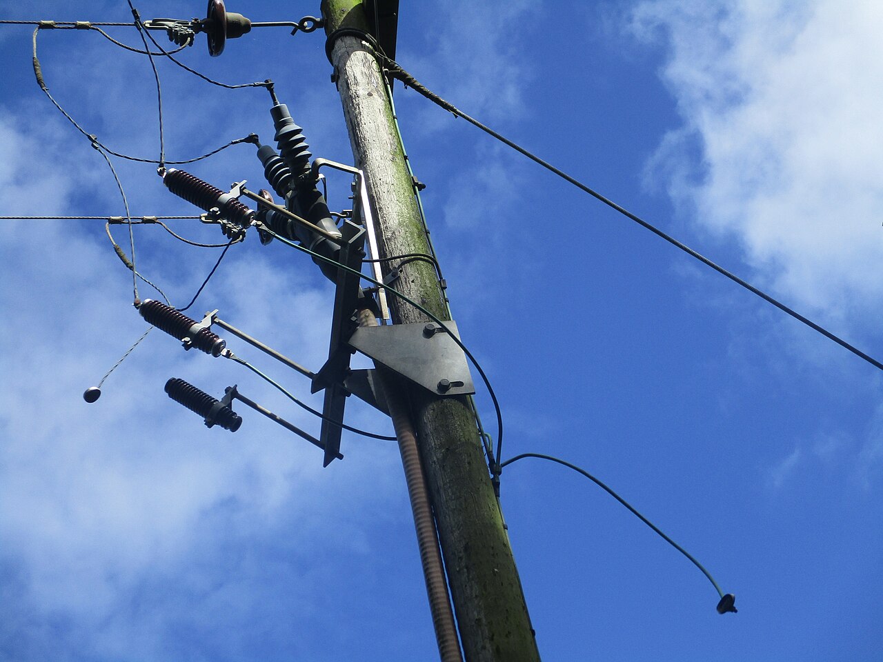 Поврежденная линия электропередач