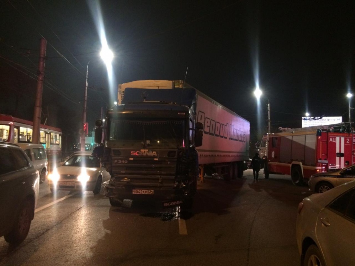 Большегрузный фургон Scania с поврежденной кабиной.