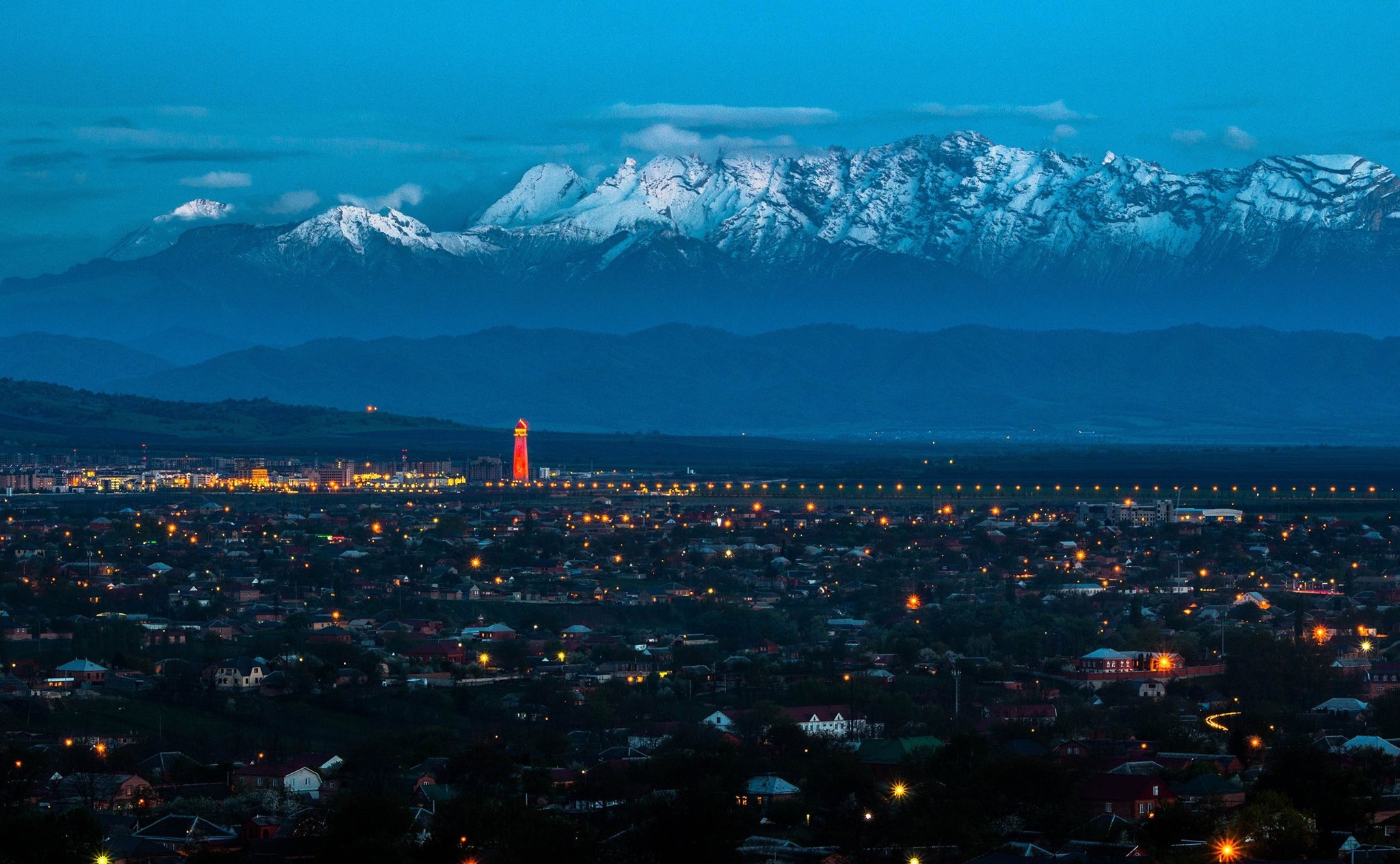 Вид на Магас, Али-юрт и Экажево на фоне Кавказских гор