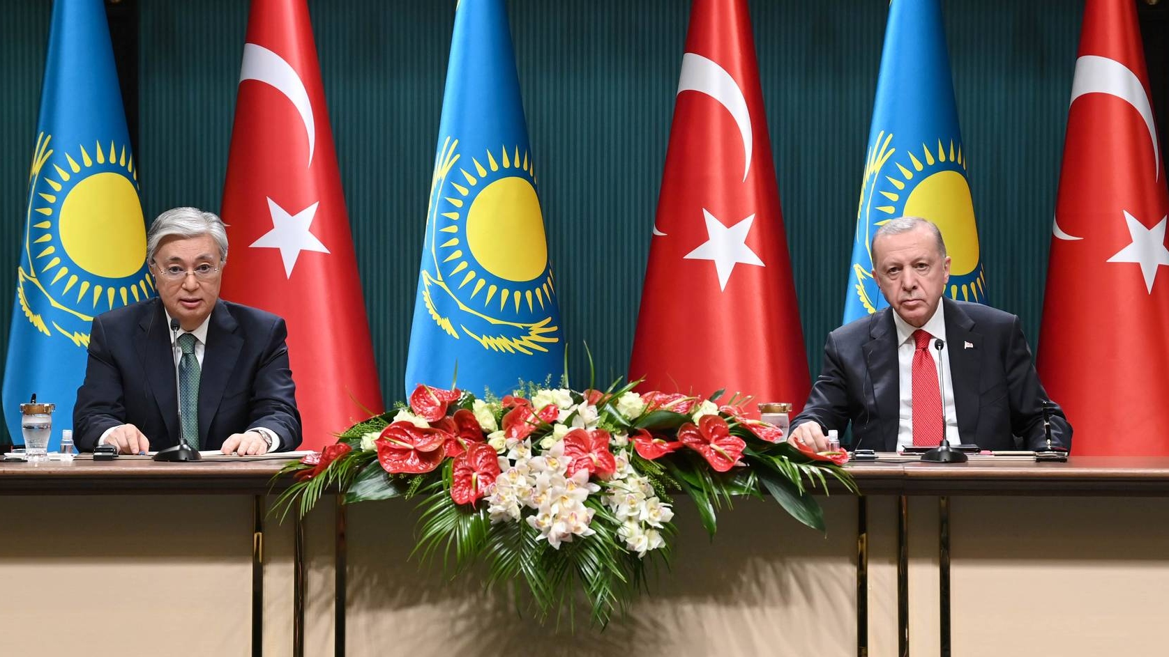Касым-Жомарт Токаев и Реджеп Тайип Эрдоган на брифинге для представителей СМИ 11 мая 2022 года в Анкаре.