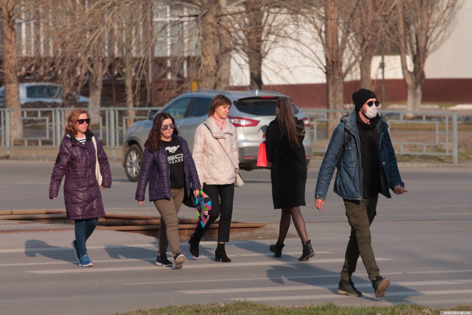Пешеходы на проспекте Красноармейском