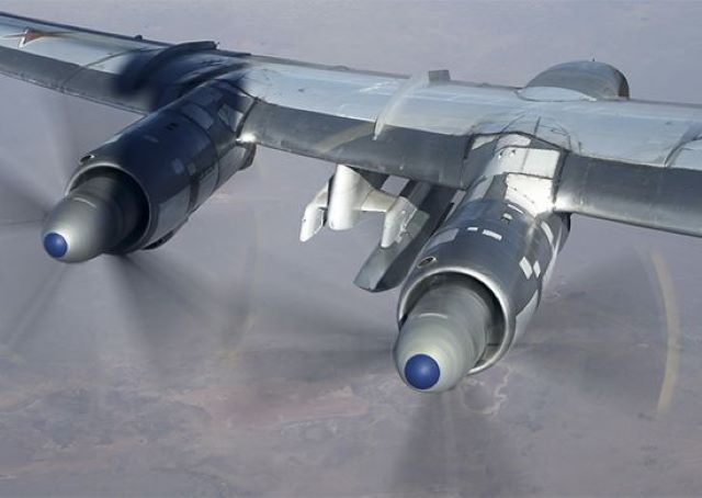 Крылатая ракета под крылом бомбардировщика-ракетоносца Ту-95МС