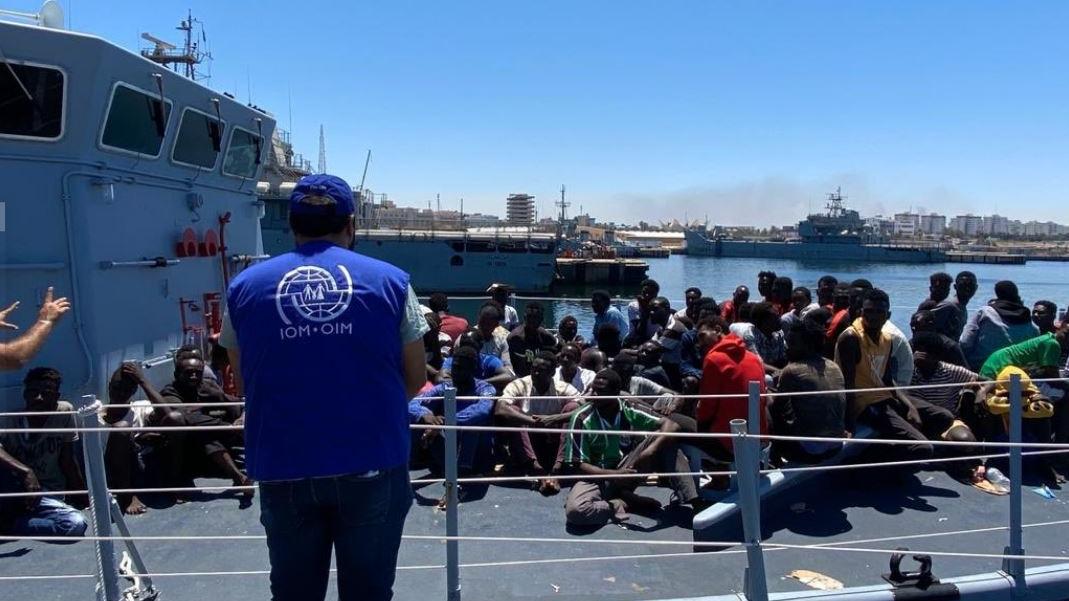Мигранты бегут из россии 2024. Корабль с мигрантами утонул. В Ливии собралось 680 тыс мигрантов. IOM Moldova migrants 2021.