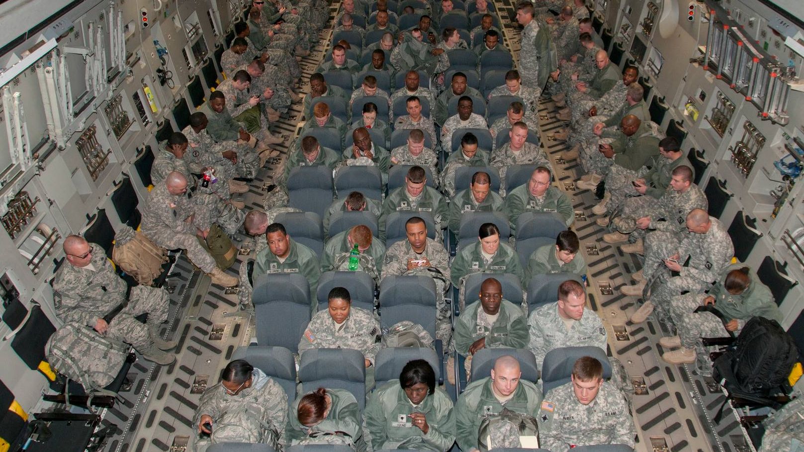 Военные США в самолёте