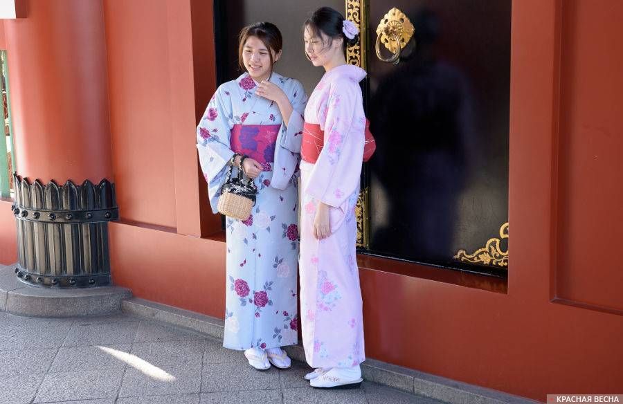 Молодые японки в кимоно