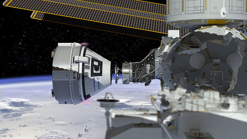 Художественная концепция показывает космический корабль Boeing CST-100 Starliner, в настоящее время разрабатываемый для коммерческой программы экипажа НАСА, пристыковывающийся к МКС