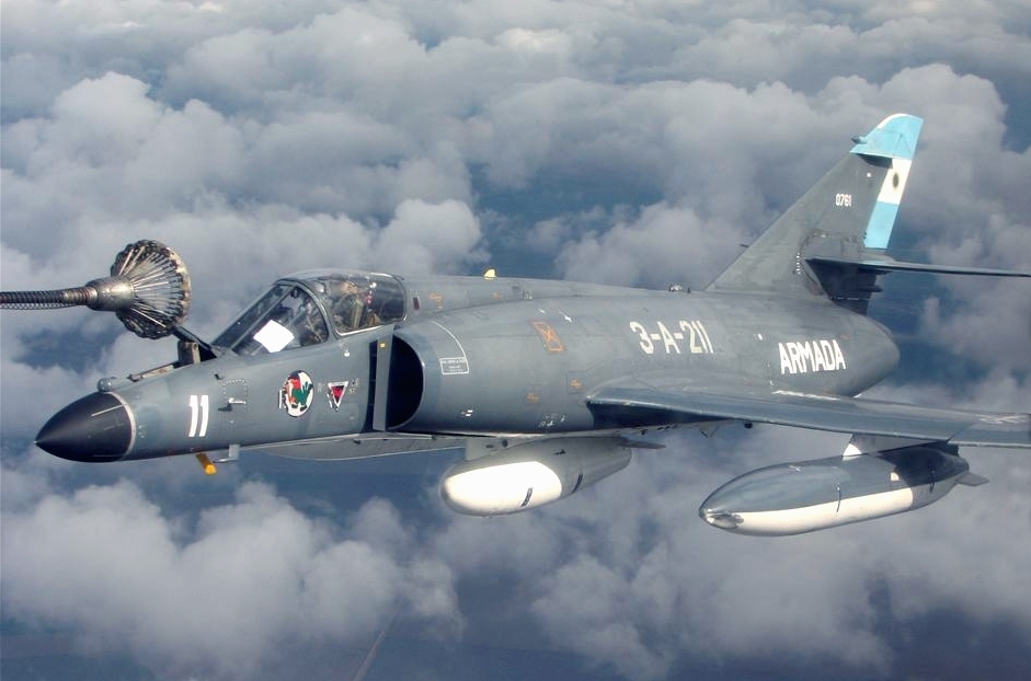 Заправка в воздухе штурмовика Super Etendard аргентинских ВВС